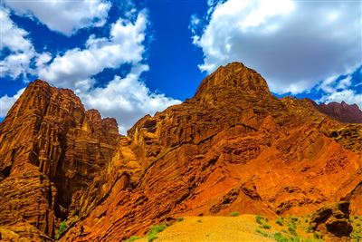 Tianshan Grand Canyon unter blauem Himmel